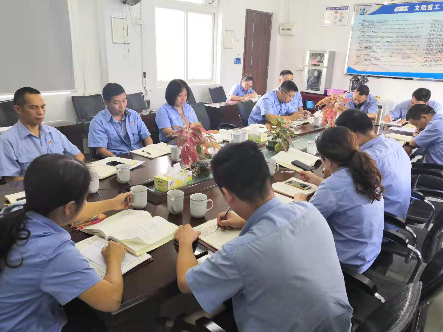 公司組織開展“不忘初心、牢記使命”主題教育集中學(xué)習(xí)研討