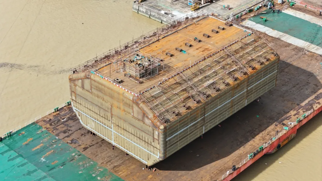 智慧與汗水鑄就里程碑——公司首個A艙完成頂升裝船發(fā)運！